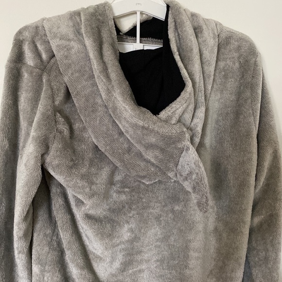 NWT Cat & Jack 2 Piece Shark Pajamas w/ Shark Fin Hood - Picture 3 of 3